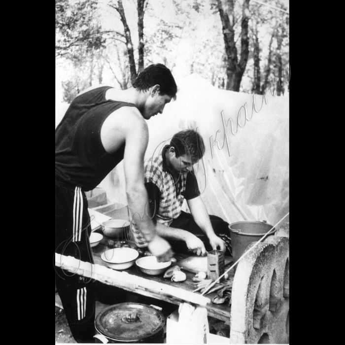 Серпня 1998.
Луганськ. Пікети шахтарів біля облдержадміністрації.