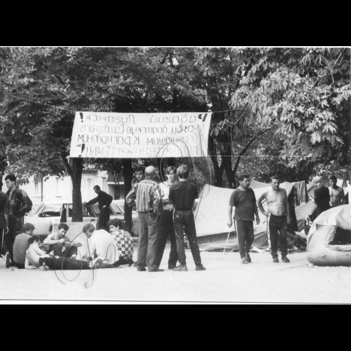 Серпня 1998.
Луганськ. Пікети шахтарів біля облдержадміністрації.