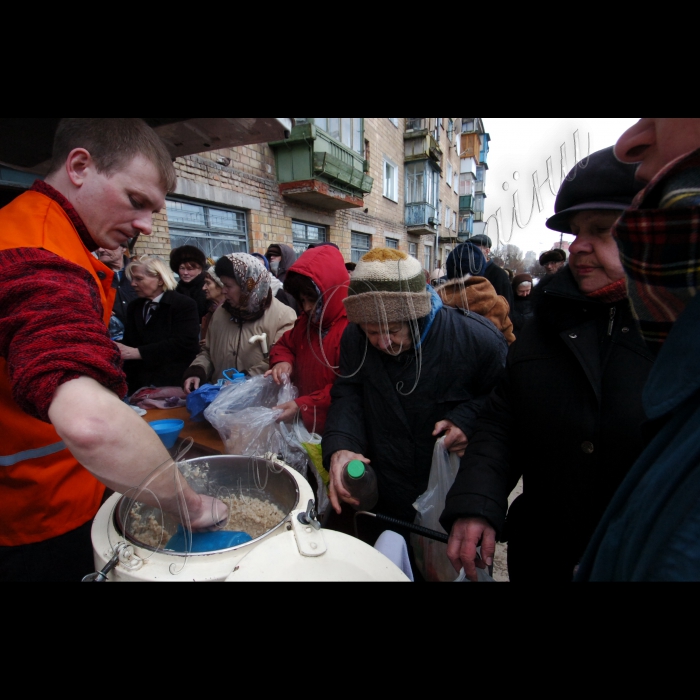 2 березня 2010 Київ, Виноградар. Благодійний обід, організований кришнаїтами в рамках благодійної програми «Харе Крішна. Їжа життя».