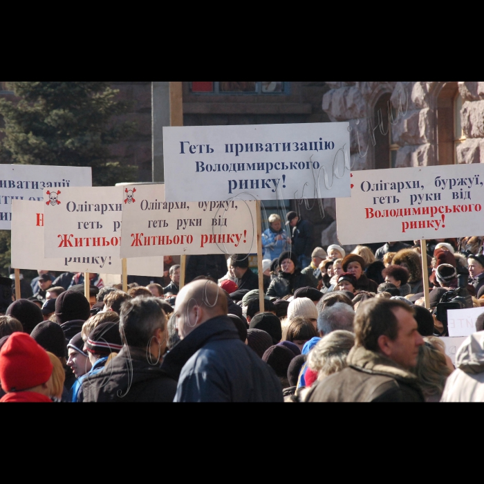 2 березня 2010 пікети біля КМДА з вимогами ухвалити рішення про скасування приватизації комунального майна (щодо Володимирського та Житнього ринків).