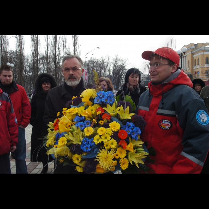 16 березня 2010 Київ. Біля пам’ятника Грушевському відбулася церемонія проводів 15-ї Української антарктичної експедиції.