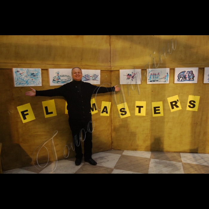 17 березня 2010 у столичній арт-галереї  «Мінус 4»  відкрилась виставка flomaster`s day: кольоровий слід, довжиною  в 50 років.
Виявляється, з того дня, як у продаж надійшов перший набір кольорових фломастерів (сталося це в Японії), минуло рівно піввіку! Ювілей фломастера - «Flomaster`s day», який залишив у буквальному значенні яскравий слід в образотворчому мистецтві, вирішили відзначити в галереї «Мінус 4». І зробити це своєрідно, продемонструвавши фломастер, так би мовити, в дії. Для чого учасники виставки - найвідоміші у світі українські карикатуристи Володимир Казаневський та Олексій Кустовський - погодилися в якості творчого експерименту наносити дотепні малюнки на папір та інші запропоновані поверхні, можливо, і частини тіла найсміливіших гостей. 