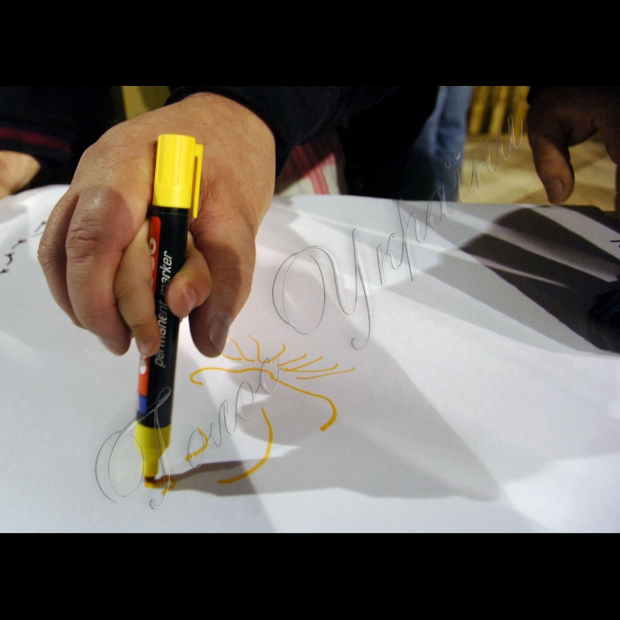 17 березня 2010 у столичній арт-галереї  «Мінус 4»  відкрилась виставка flomaster`s day: кольоровий слід, довжиною  в 50 років.
Виявляється, з того дня, як у продаж надійшов перший набір кольорових фломастерів (сталося це в Японії), минуло рівно піввіку! Ювілей фломастера - «Flomaster`s day», який залишив у буквальному значенні яскравий слід в образотворчому мистецтві, вирішили відзначити в галереї «Мінус 4». І зробити це своєрідно, продемонструвавши фломастер, так би мовити, в дії. Для чого учасники виставки - найвідоміші у світі українські карикатуристи Володимир Казаневський та Олексій Кустовський - погодилися в якості творчого експерименту наносити дотепні малюнки на папір та інші запропоновані поверхні, можливо, і частини тіла найсміливіших гостей. 