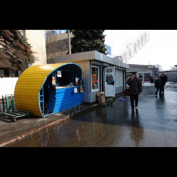 19 березня 2010 Київ. Кіоски на тротуарі біля ст. метро Шулявська.