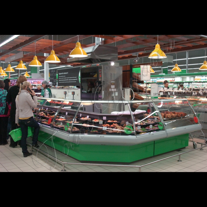 30 березня 2010 Київ. Перевірка санстанцією приготування «готових» страв у супермаркеті НОВУЗ у торговому комплексі Дрім Таун на Оболоні.