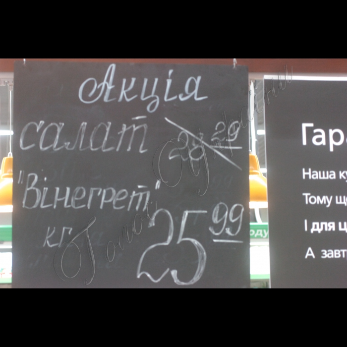30 березня 2010 Київ. Перевірка санстанцією приготування «готових» страв у супермаркеті НОВУЗ у торговому комплексі Дрім Таун на Оболоні.