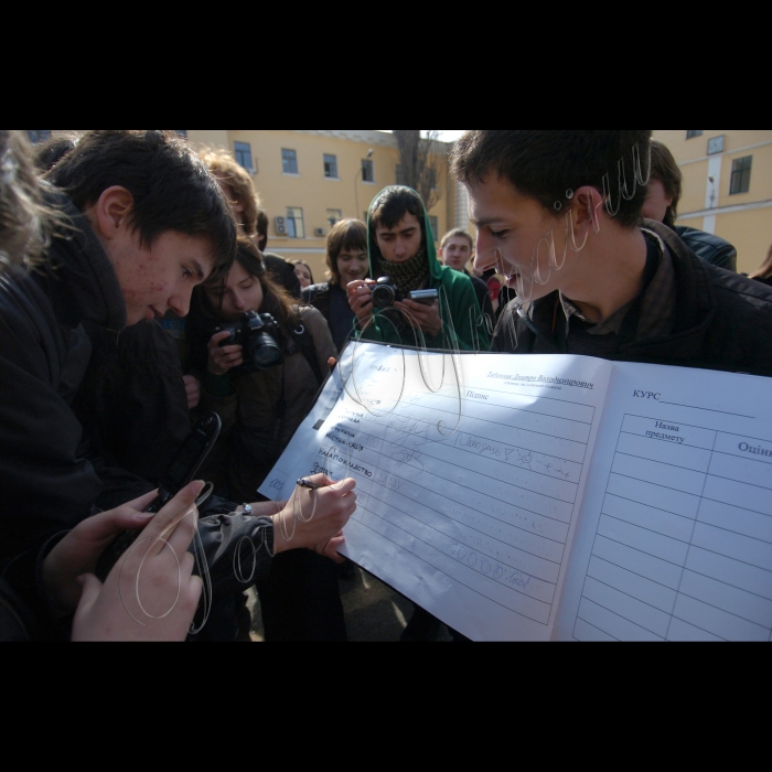 31 березня 2010 біля Києво-Могилянської академії столичні студенти виставляли оцінки міністру освіти і науки Дмитру Табачнику.