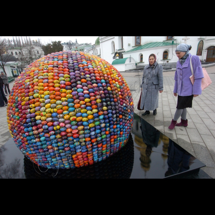 2 квітня 2010 на території Києво-Печерської лаври встановлено унікальну скульптуру художниці Оксани Мась, створену з писанок. Скульптура є частиною більшого концептуального проекту художниці “Сфери Відродження. Heliy3”.