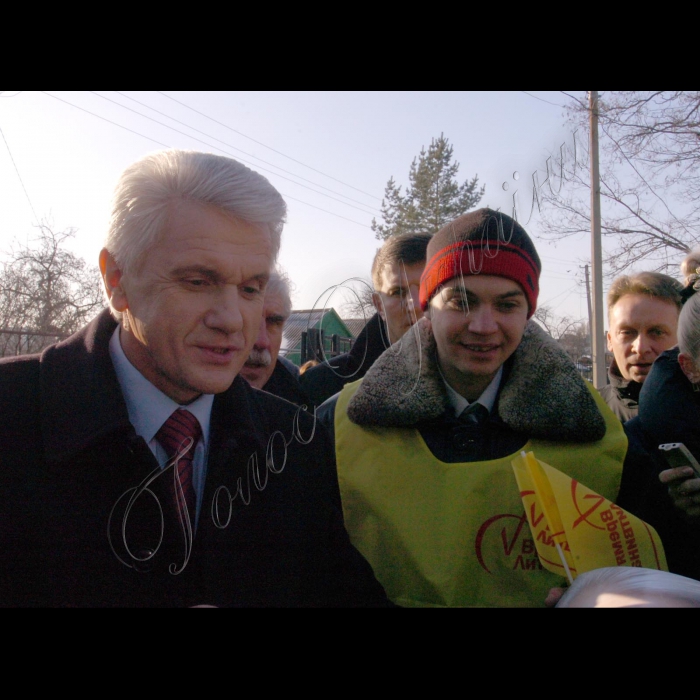 23 грудня 2009 Голова Верховної Ради України Володимир Литвин відвідав з робочою поїздкою Донецьку область.
Перед початком інтерв’ю місцевому телеканалу В. Литвин зустрівся зі своїми прихильниками.
