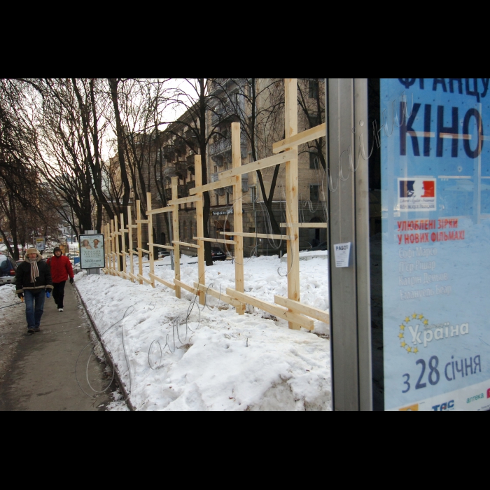 26 січня 2010 Київ. Розібраний паркан на місці спроби будівництва паркінгу на вул. Прорізній.