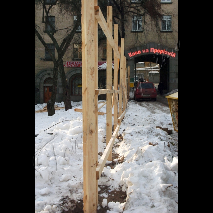 26 січня 2010 Київ. Розібраний паркан на місці спроби будівництва паркінгу на вул. Прорізній.