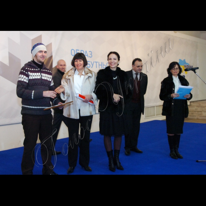 29 січня 2010 Київ, галерея «Лавра».
Громадська ініціатива «Спільна мета» провела Національний конкурс міської скульптури.
Нагородження переможців. Нагороджується Олексій Кондаков за проект «Комар».