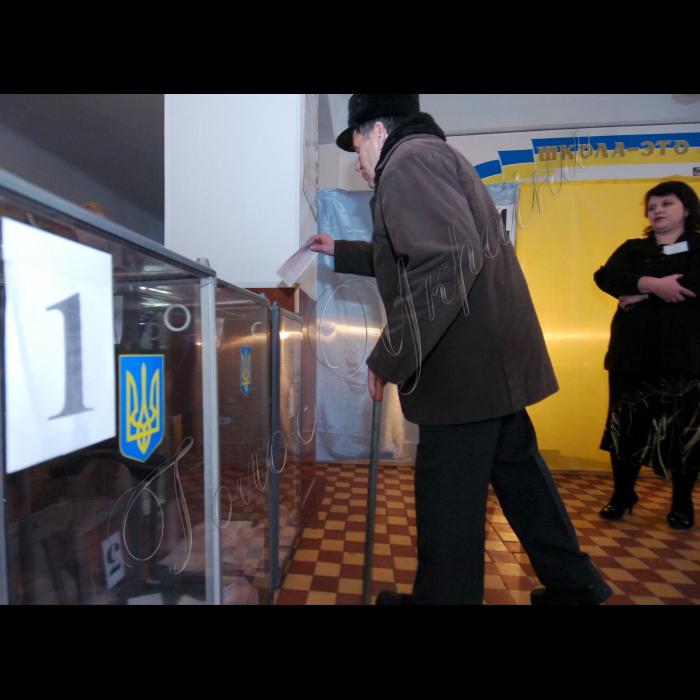 7 лютого 2010 другий тур виборів Президента України.
Донецька область, місто Шахтарськ.