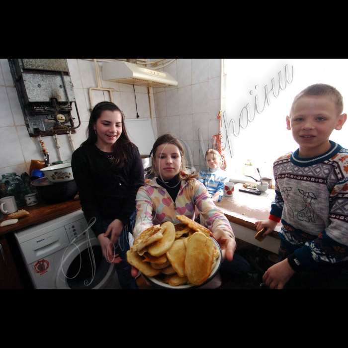 16 лютого 2010 АРК Крим, Джанкой.
Тамара Миколаївна Кожухова та її багатодітна родина.