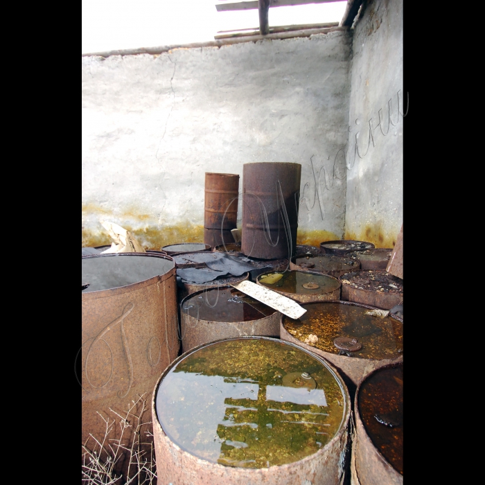 18 лютого 2010 Крим, Сакський район.
Неналежне зберігання хімічних речовин, які використовувалися в сільському господарстві (зокрема пестициди).