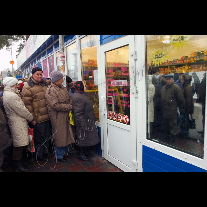 24 лютого 2010 Київ. Соціальний продовольчий магазин біля метро «Дарниця».