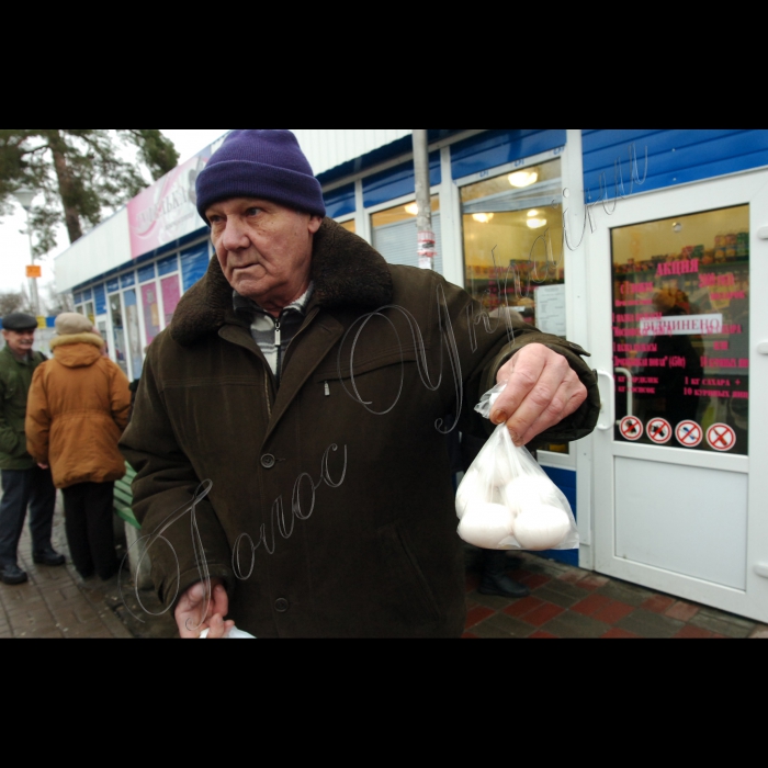 24 лютого 2010 Київ. Соціальний продовольчий магазин біля метро «Дарниця».