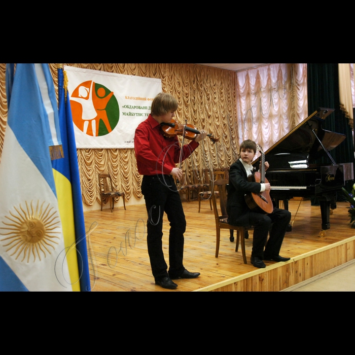 26 лютого 2010 Київська музична школа імені Лисенка.
Концерт аргентинської музики.