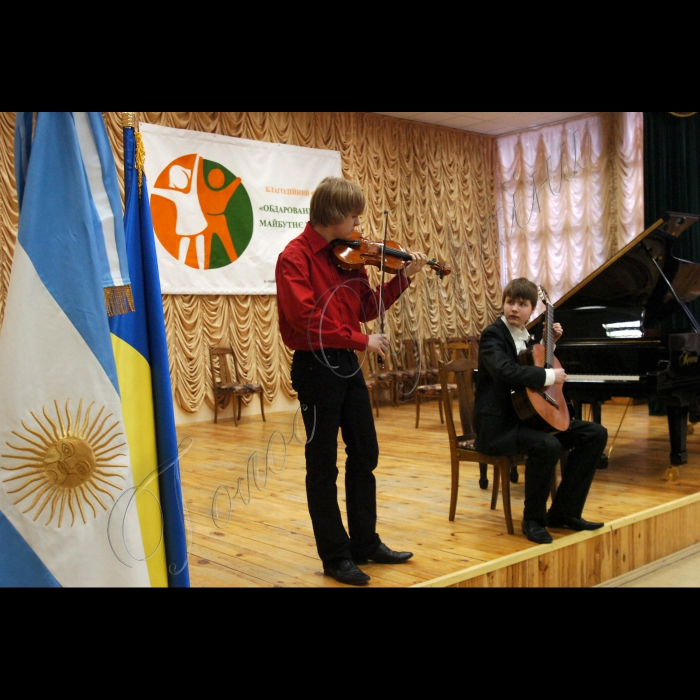 26 лютого 2010 Київська музична школа імені Лисенка.
Концерт аргентинської музики.