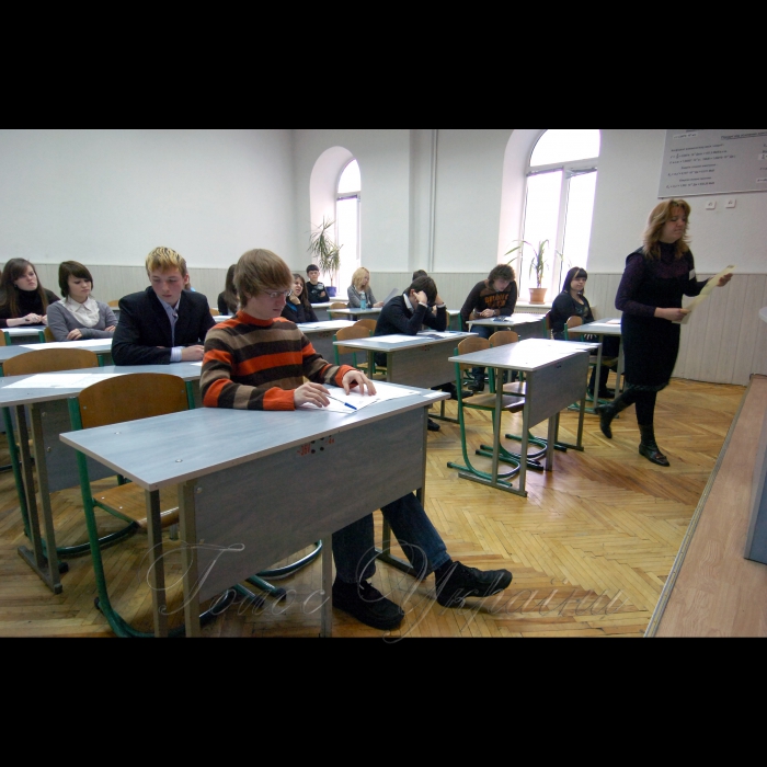 14 березня 2009 у столичному ліцеї №100 «Поділ» (вул. Покровська, 4/6) відбувся День відкритих дверей - пробне тестування випускників шкіл.