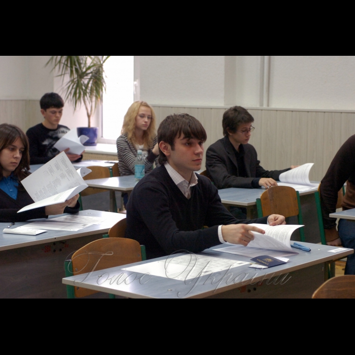 14 березня 2009 у столичному ліцеї №100 «Поділ» (вул. Покровська, 4/6) відбувся День відкритих дверей - пробне тестування випускників шкіл.