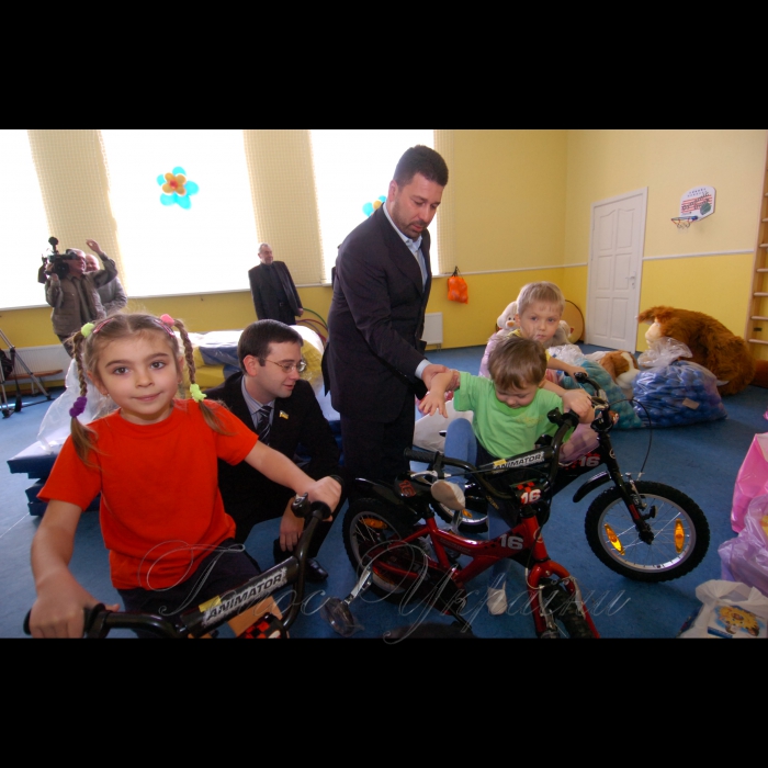 26 березня 2009 у столичному дитсадку №100 «Казка» народні депутати України від Партії регіонів Віталій Калюжний (в окулярах) і Євген Гєллєр передали дітям дитячі велосипеди, іграшки, конструктори та ін.