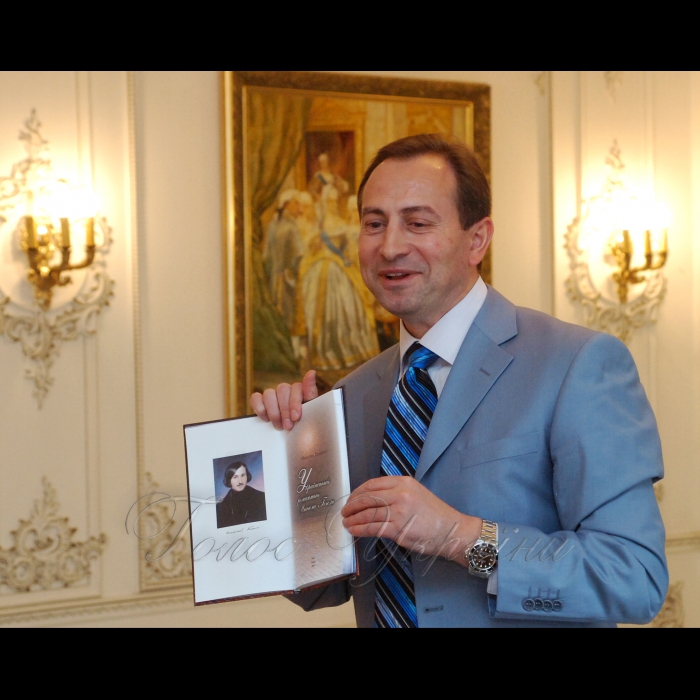 3 квітня 2009 заступник Голови Верховної Ради Микола Томенко презентував свою книгу «Український романтик Микола Гоголь».