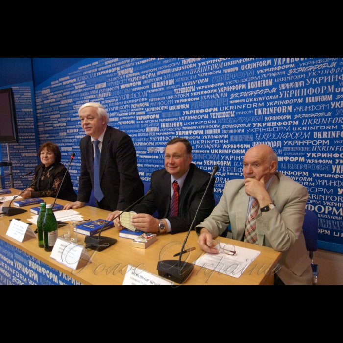 13 квітня 2009 в Укрінформі презентовано книгу «В об’єктиві часу» до 50-річчя Київської спілки журналістів.