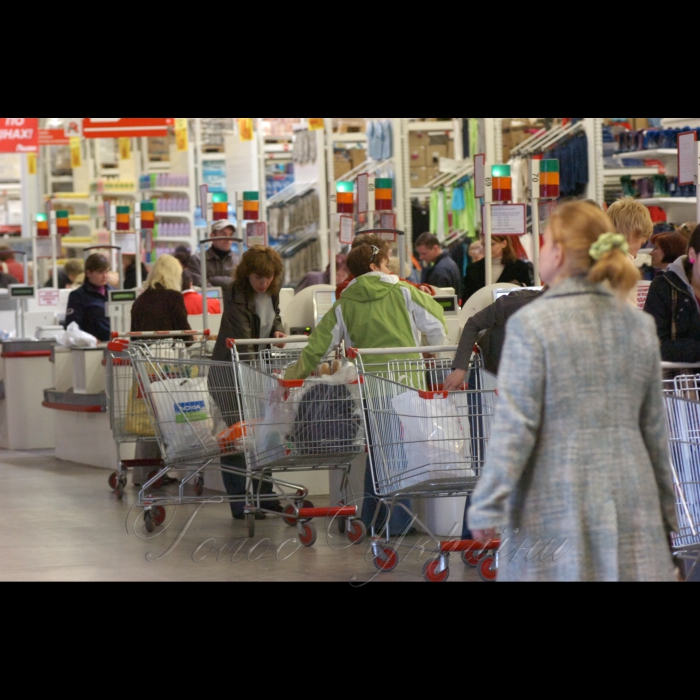 14 квітня 2009 рейд Київської міської організації захисту прав споживачів з перевірки якості продуктів до Великодня у гіпермаркеті «Ашан».