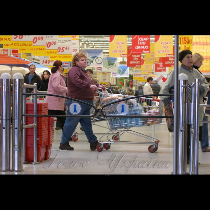 14 квітня 2009 рейд Київської міської організації захисту прав споживачів з перевірки якості продуктів до Великодня у гіпермаркеті «Ашан».