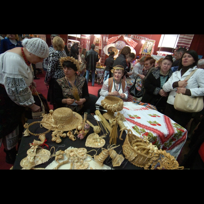 15 квітня 2009 в Українському домі відкрито ярмарок до свята Великодня, в якому візьмуть участь представники всіх регіонів України.