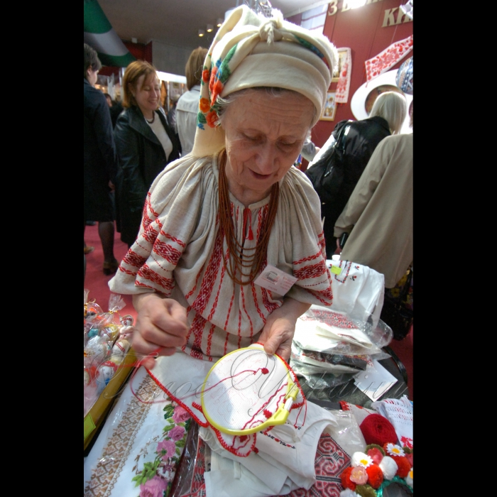 15 квітня 2009 в Українському домі відкрито ярмарок до свята Великодня, в якому візьмуть участь представники всіх регіонів України.
