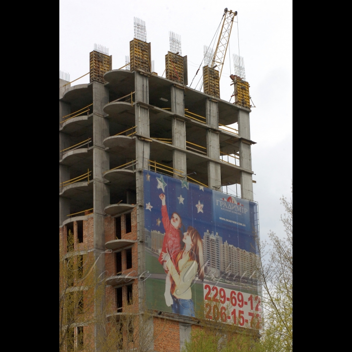 24 квітня 2009 Київ, будівництво по проспекту Глушкова, 6 (на території Київського національного університету).