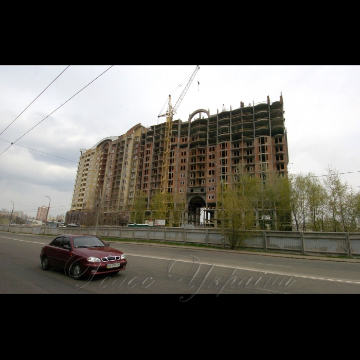 24 квітня 2009 Київ, будівництво по проспекту Глушкова, 6 (на території Київського національного університету).
