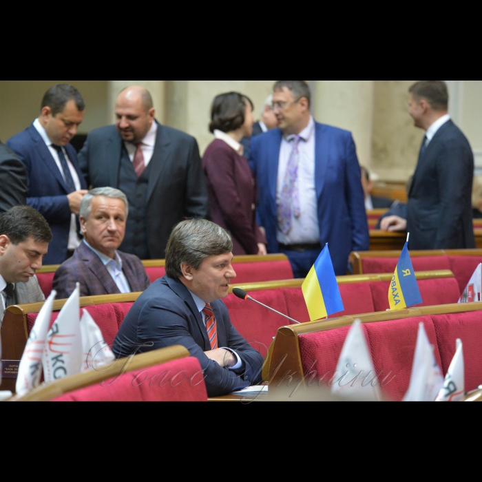 4 квітня 2017 пленарне засідання Верховної Ради України.
У центрі - Артур Герасимов – новообраний голова фракції БПП. 