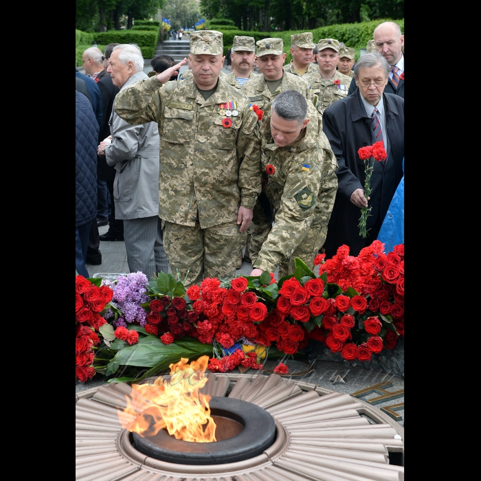 9 травня 2017 Президент України Петро Порошенко під час церемонії покладання квітів до могили Невідомого Солдата з нагоди Дня перемоги над нацизмом, у Парку вічної слави.
