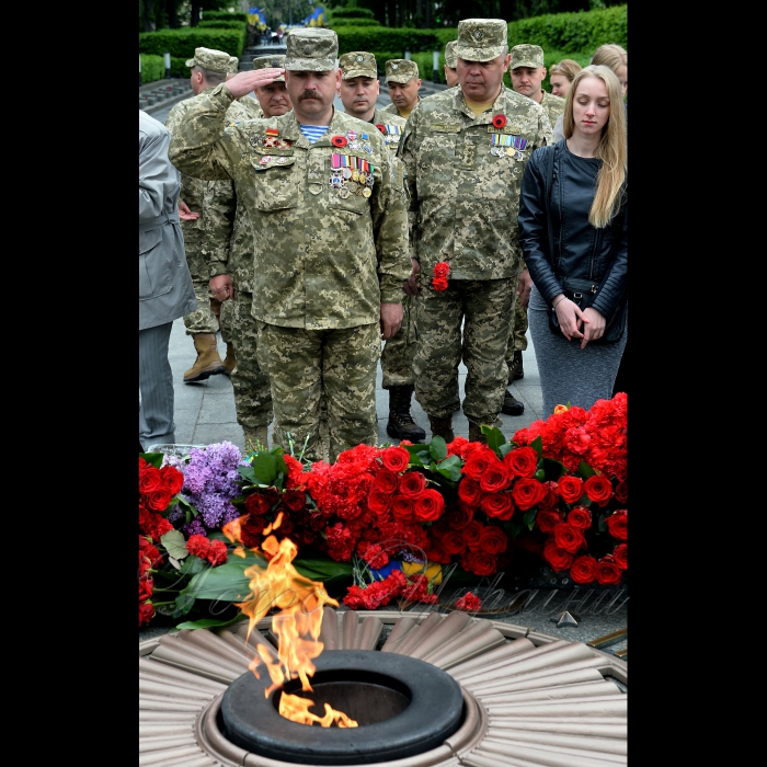 9 травня 2017 Президент України Петро Порошенко під час церемонії покладання квітів до могили Невідомого Солдата з нагоди Дня перемоги над нацизмом, у Парку вічної слави.