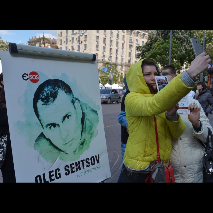 11 травня 2017 біля станції метро Хрещатик відбулась акція «Євромайдан SOS» до річниці арешту Олега Сенцова та 