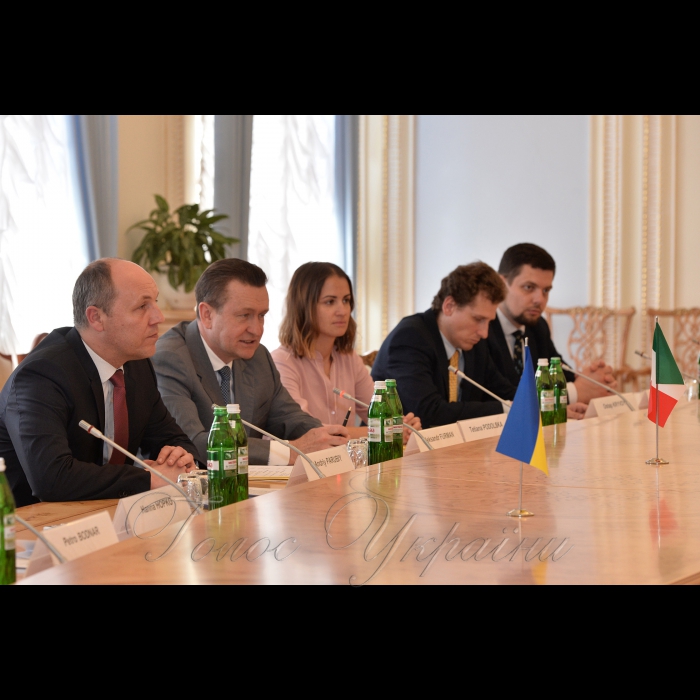 24 травня 2017 зустріч Голови Верховної Ради України Андрія Парубія з Надзвичайним і Повноважним Послом Італійської Республіки в Україні Давіде Ла Чечіліа.
