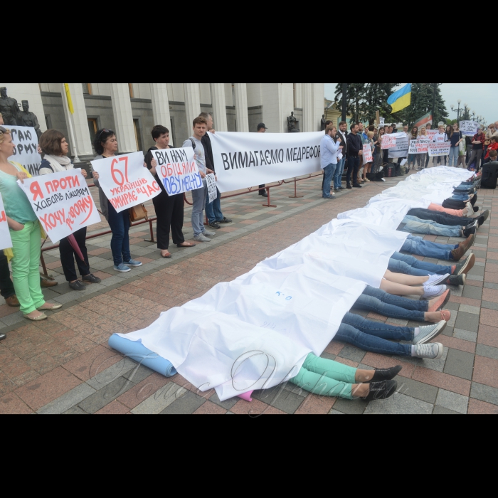 6 червня 2017 біля Верховної Ради України представники пацієнтських організацій та активісти провели Всеукраїнську акцію «Година смерті» з вимогою підтримати медичну реформу в Україні.
