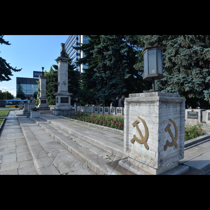 7-10 червня 2017 Словаччина. У центрі Кошице є поховання радянських солдат, що загинули у кінці 2-ї світової війни. Цей пам’ятник із колонами, зірками, серпом і молотом.