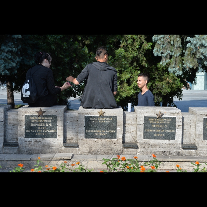 7-10 червня 2017 Словаччина. У центрі Кошице є поховання радянських солдат, що загинули у кінці 2-ї світової війни. Цей пам’ятник із колонами, зірками, серпом і молотом.