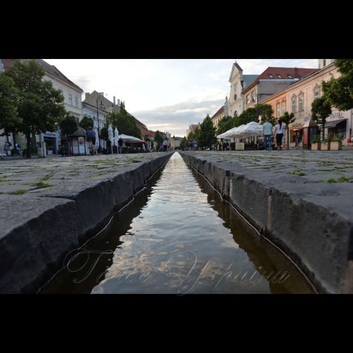7-10 червня 2017 Словаччина. У центрі Кошице є поховання радянських солдат, що загинули у кінці 2-ї світової війни. Цей пам’ятник із колонами, зірками, серпом і молотом.
Кошице, річка посеред міста.