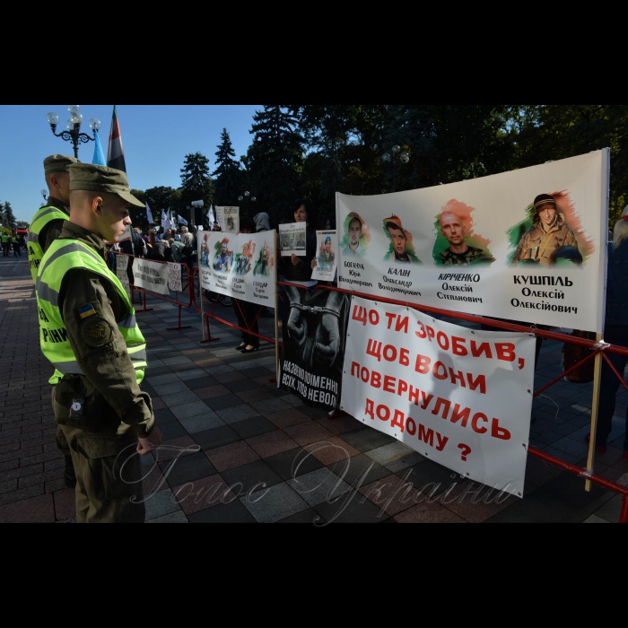 19 вересня 2017 біля ВР України відбулися акції медиків та матерів полонених.