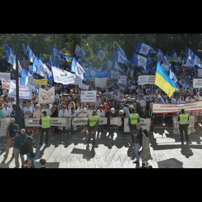19 вересня 2017 біля ВР України відбулися акції медиків та матерів полонених.