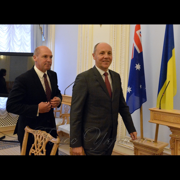 2 жовтня 2017 зустріч Голови Верховної Ради України Андрія Парубія з Президентом Сенату Австралії Стівеном Перрі. 
Брифінг.