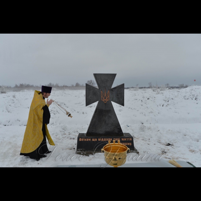 На пункті пропуску Золоте поблизу лінії розмежування відкрито пам’ятник «Воїнам, що віддали свої життя за Україну». 