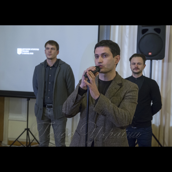 21 грудня 2017 Голова Верховної Ради України Андрій Парубій відкрив показ фільму «Кіборги» у Парламенті.
Режисер 