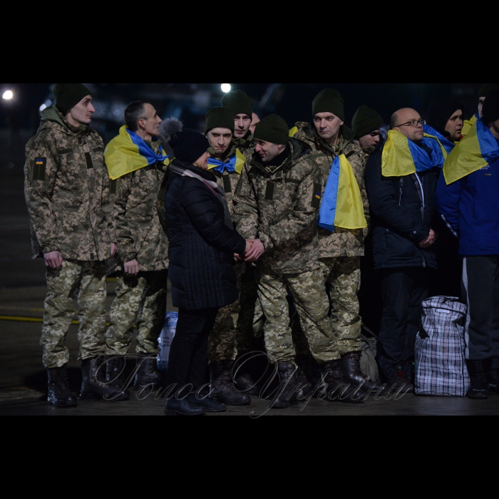 Зустріч звільнених з ворожого полону українських військових в аеропорту Харкова за участю Президента Петра Порошенко .