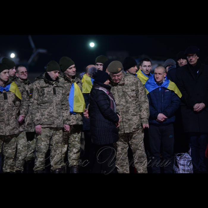 Зустріч звільнених з ворожого полону українських військових в аеропорту Харкова за участю Президента Петра Порошенко .